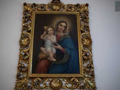 Vi � anche un dipinto della Vergine con Bambino opera della scuola di pittura romana delle Francescane Missionarie di Maria